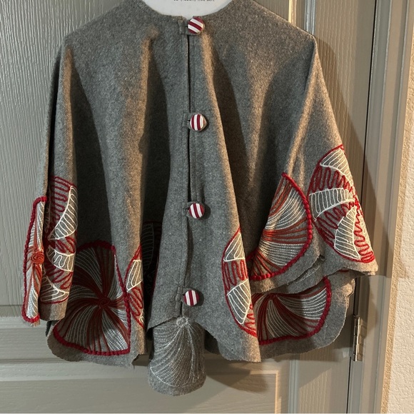 Isaac Mizrahi Felt Gray Christmas Tree Skirt 52” Candy Swirl Red White NEW - Picture 5 of 5